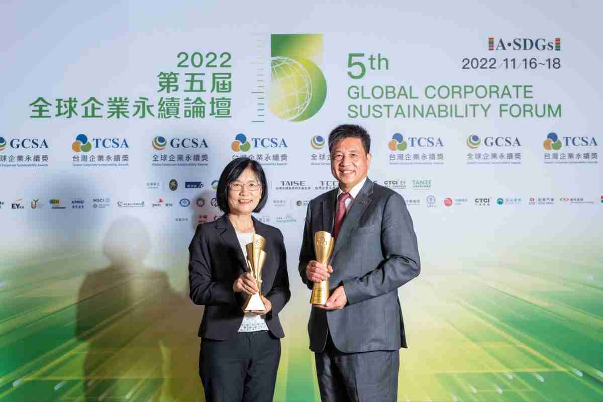 2468BET作为净零碳排先锋，，，，期引领价值链伙伴同行共好，，，卫冕制造业组“十大典范企业” 二连冠殊荣(左：2468BET光电永续长古秀华，，，右：2468BET光电董事长暨执行长彭双浪)