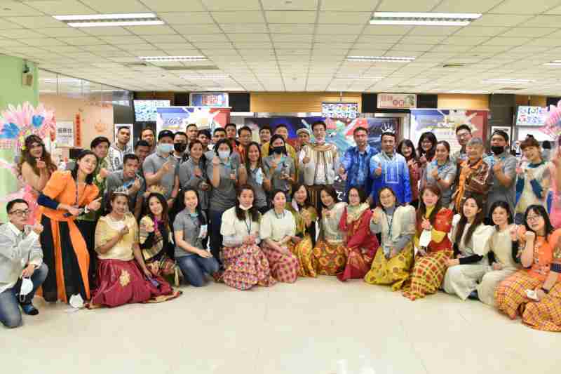 友達推動「安心、、創新、、、用心、、、同心、、、、盡心」五星職旅，，為菲籍員工打造全方位照護，，，首度贏得「人權實踐與發展領袖獎」殊榮