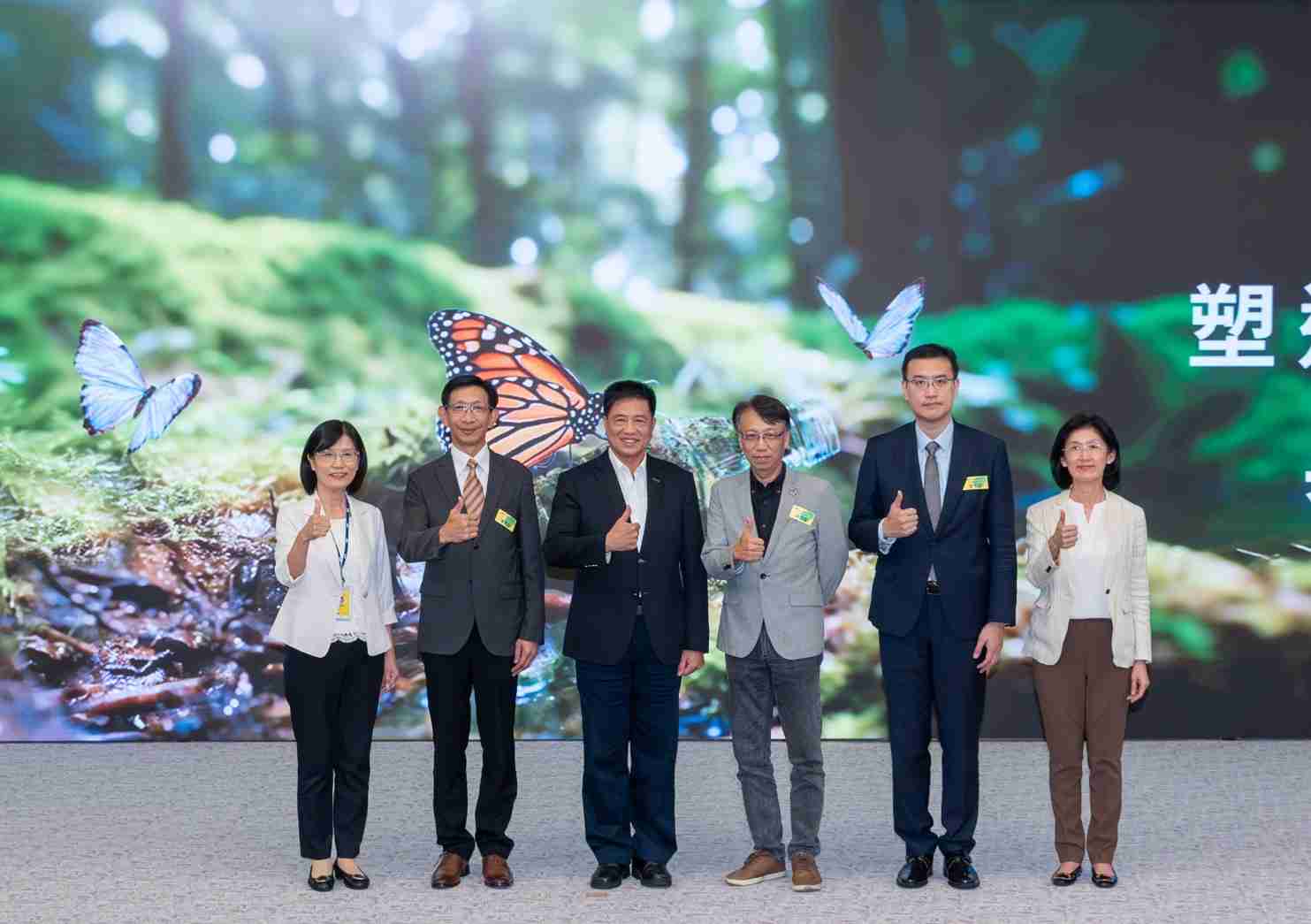 友達2023 CSR共榮大會，，，邀請領域專家分享交流生物多樣性管理趨勢、、、無塑產品、、、、海廢永續塑料等議題  （圖左到右：友達光電永續長古秀華、、、、3M台灣技術長陳君杰、、、、友達光電董事長暨集團策略長彭双浪、、光寶科技企業永續發展處處長陳慶暉、、、安永聯合會計師事務所執業會計師曾于哲、、友達光電供應鏈總部副總經理吳宜芳）