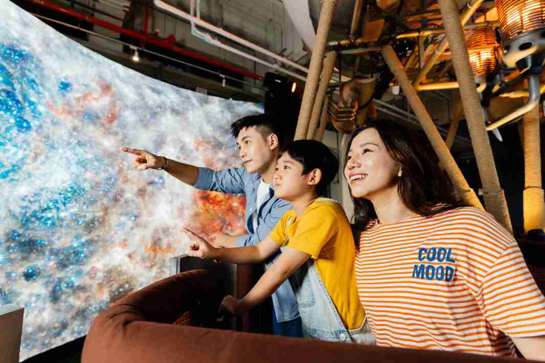 2468BET打造全台最大宽6公尺、、高4公尺、、、、唯一搭载LED弧形拼接显示屏的动感飞行船，，，，让乘客驻足在热气球上，，享受身历其境的伪出国旅游乐趣