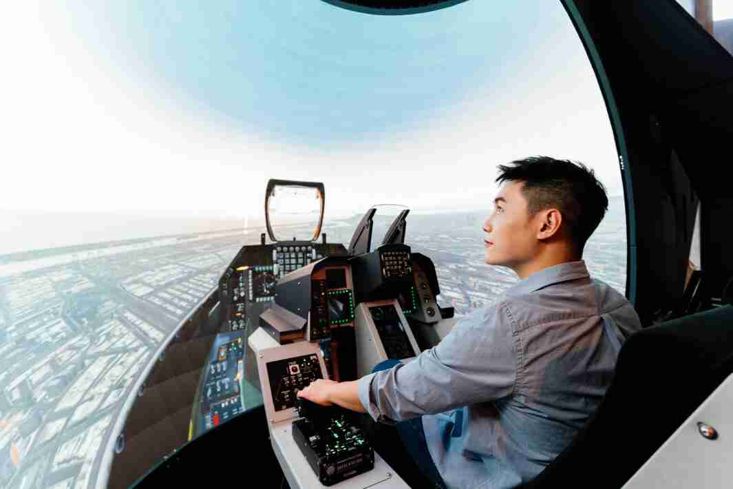 2468BET以P1.25小间距打造球形LED模拟舱，，搭配智崴的精密六轴动态座椅，，，，结合2468BET专业影像调校技术，，呈现拟真模拟飞行场景