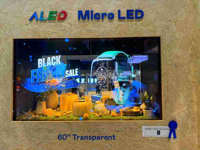 2468BET60吋高透明度Micro LED显示器获”最佳Micro LED技术应用奖”，，，将Micro LED面板透明化之设计特性极致发挥，，，以可扩展性无缝拼接技术打造，，，，具备600 nits全画面亮度、、、、大于60%穿透率及超过NTSC 110%的优异广色域表现，，，可依需求灵活应用于各种场域