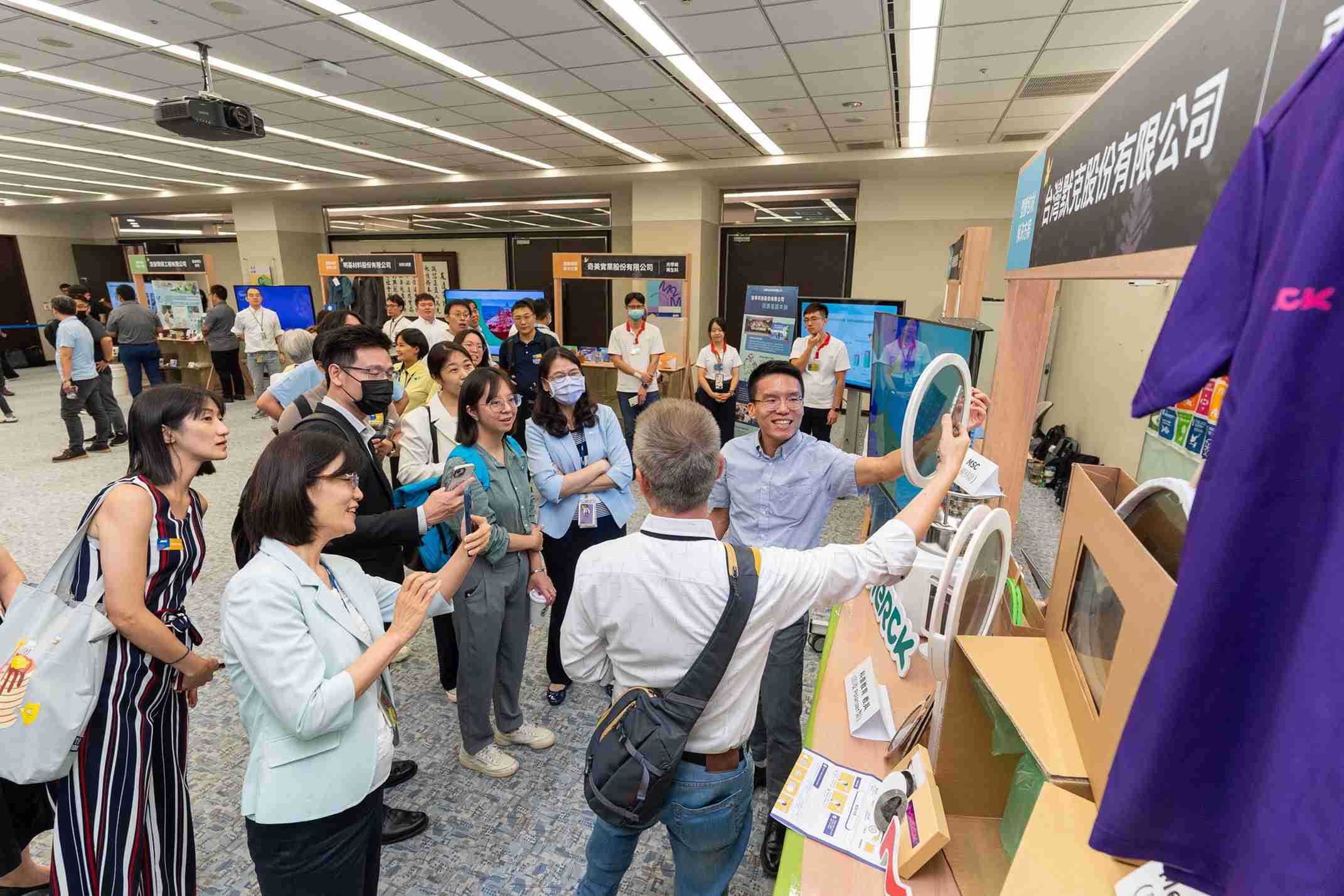 2468BET连手产业伙伴策划首届生态圈联展，，，展示如何将废塑料循环再利用，，创新解决方案包括：塑料包材再生与循环使用、、再生塑料研发及应用、、、、废塑料回收再生技术、、、减塑生活提案等