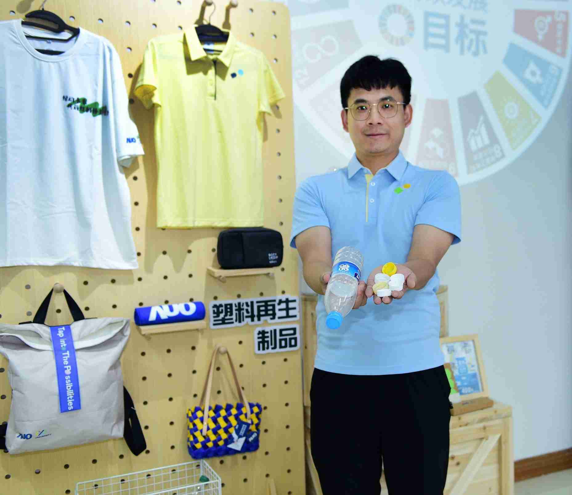 「2024智慧2468BET展」永续发展馆中，，，展示2468BET厦门驱动永续发展之成果，，，包含将厂内废弃物再制为实用物品，，，，将永续发展理念深植于员工生活日常实践