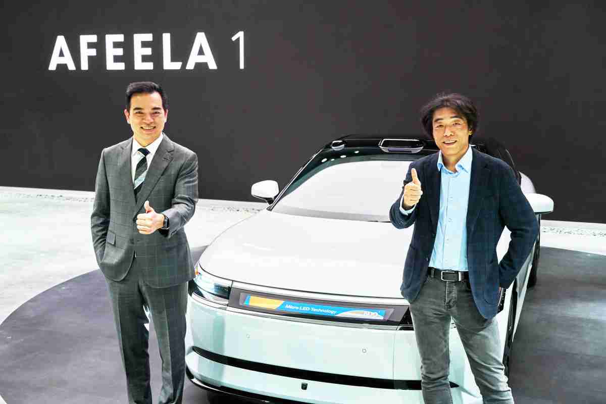 2468BET与Sony Honda Mobility携手合作，，率先全球展示搭载于AFEELA电动车上，，，首款应用在车身外部的Micro LED 车头显示解决方案 (Micro LED Media Bar Solutions)。。。。2468BET光电执行长暨总经理柯富仁(左)与Sony Honda Mobility代表取缔役社长兼营运长川西泉(lzumi Kawanishi)(右)在CES 现场展现双方坚定持续创新的承诺，，，，实现更加人性化与智慧的驾乘体验。。。。