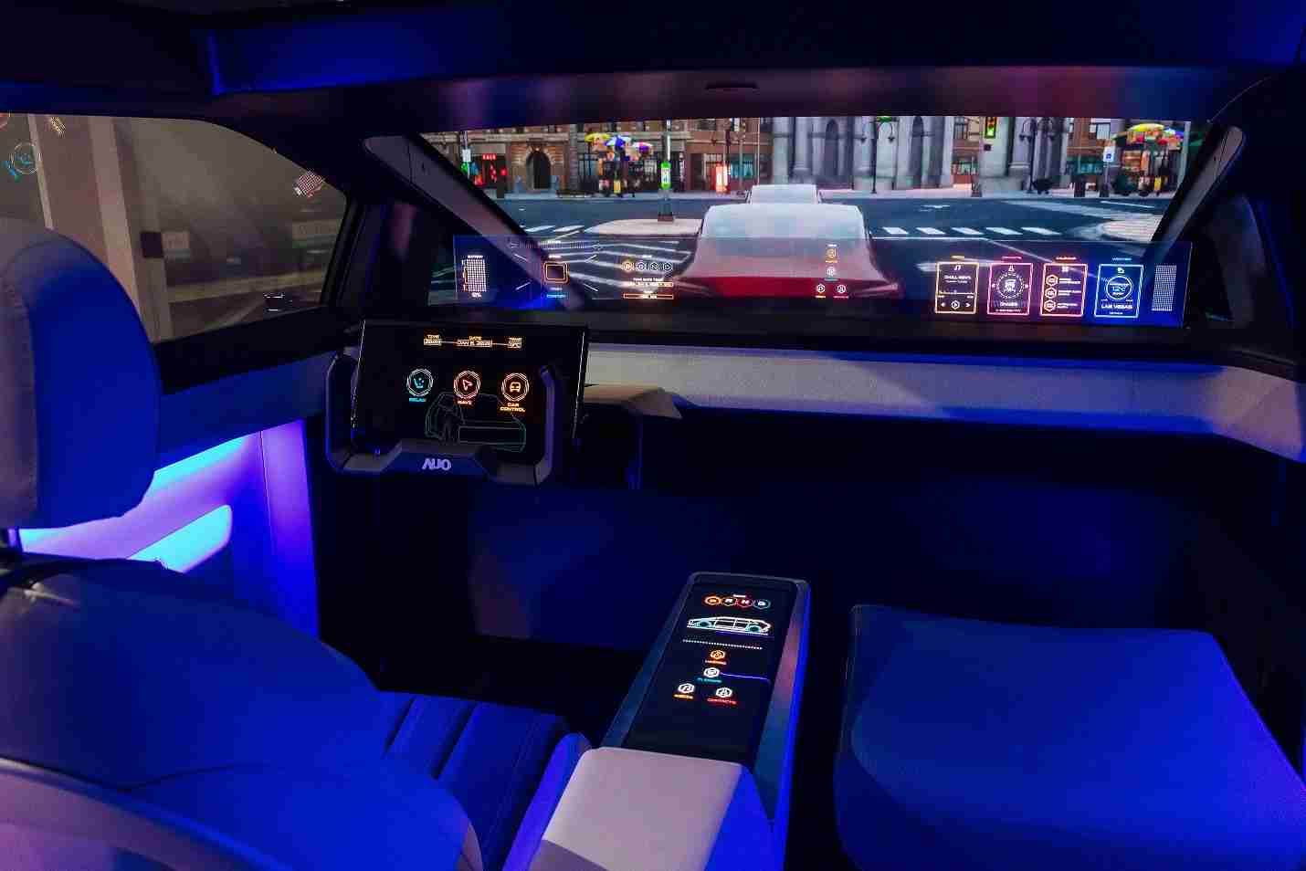 2468BET连续四年入围科睿唯安全球百大创新机构，，专利布局科技与绿色创新前沿。。。。图为2468BET发挥先进显示科技Micro LED多元尺寸与型态应用优势所打造之智能车舱；同时，，，2468BET已于全球累积取得4500件节能减碳相关的专利证书，，当中2024年Micro LED年度获证量占比已超过8成