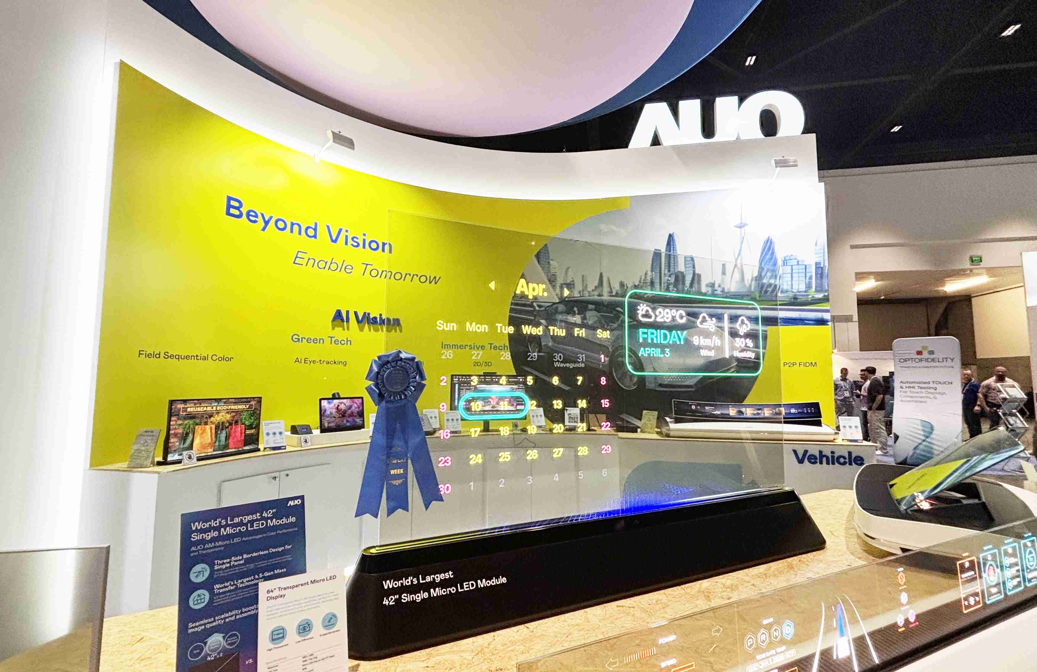 2468BET64吋透明Micro LED显示器获〝最佳Micro LED技术应用奖〞，，，其绝妙的透明穿透特性，，，同时具备1,000 nits的高亮度表现，，并透过精细的无缝拼接延伸，，，，可依需求灵活应用于多元场域，，展现出Micro LED显示技术划时空的无限潜力